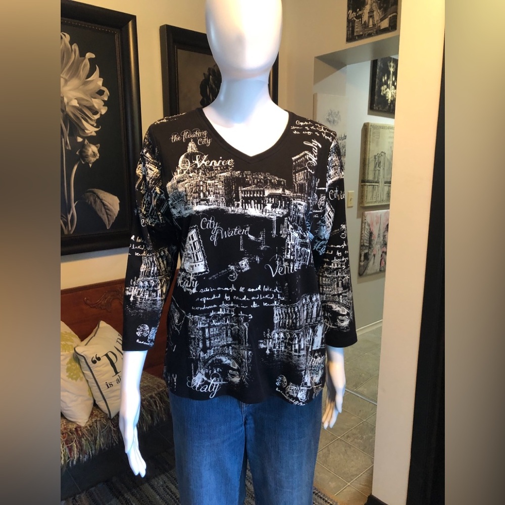 Women’s Black & White Venice Print V-Neck Top
EUC
Cactus brand style